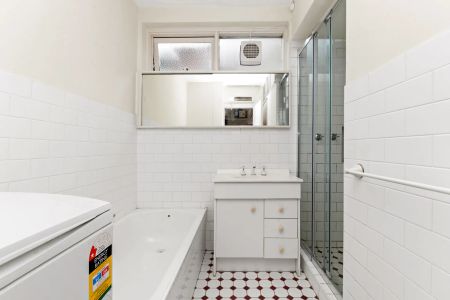 Spacious, Light-Filled Apartment with Classic Charm and Modern Comforts - Photo 3