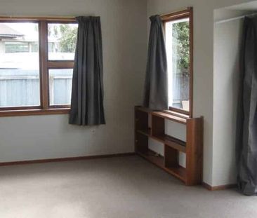 Family Friendly Home in Popular Neighbourhood - Photo 2