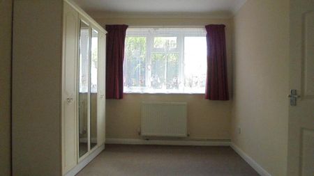 2 bedroom semi-detached bungalow to rent - Photo 2