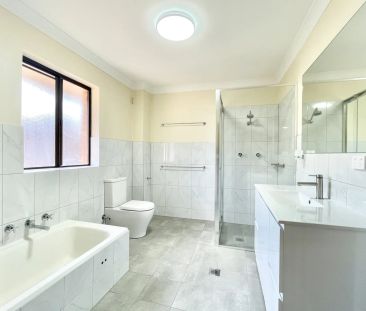 Three-bedroom townhouse in a prime Strathfield South location - Photo 3