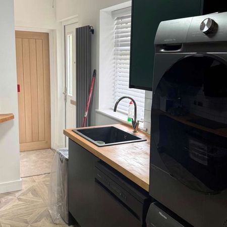 🏡 Stylish En Suite Rooms with Kitchenettes Room 2 - Photo 3