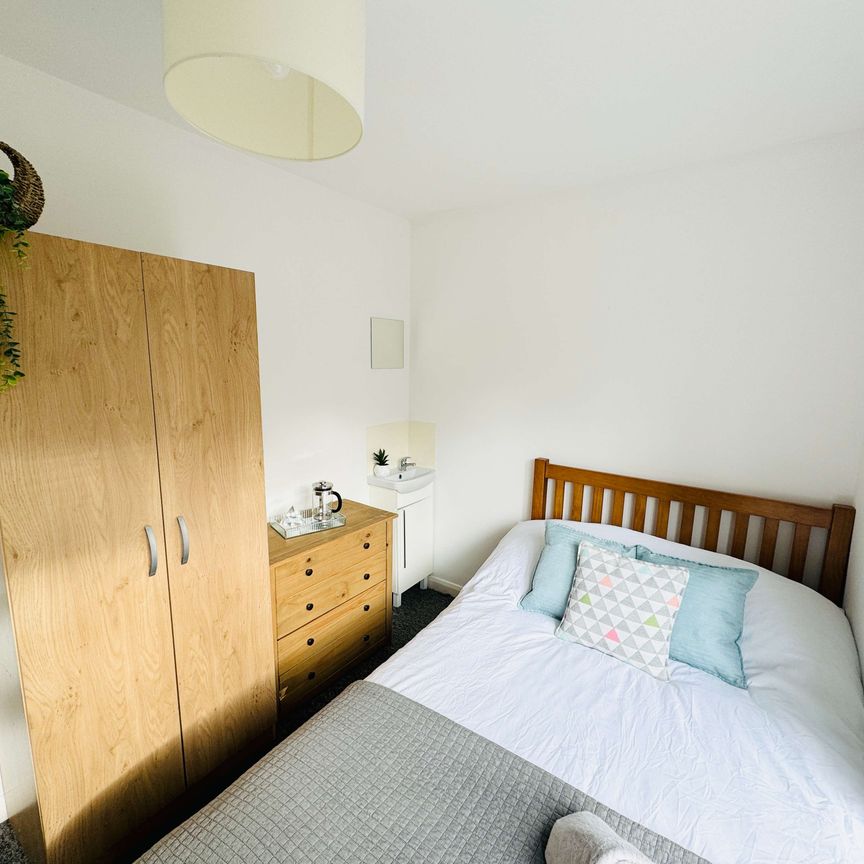 A Comforting 6 Double Bedrooms for Rent in Brighton - Photo 1