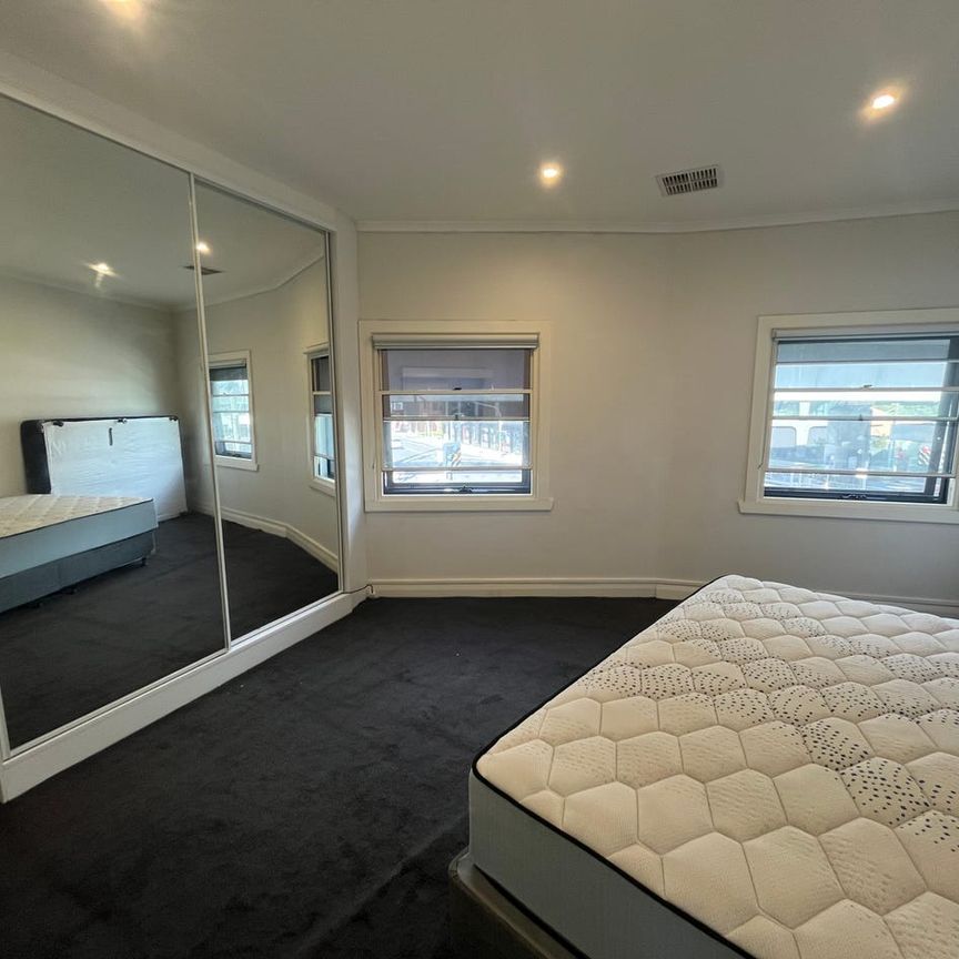 Expansive Top-Floor Modern Living - Photo 1