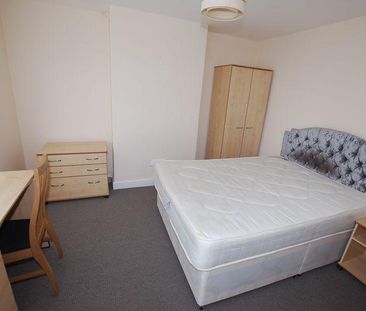 4 bedroom semi-detached house to rent - Photo 6