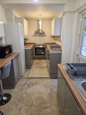 Room in a Shared House, Kingswood Road, IG3 - Photo 3