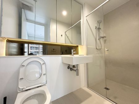 Rosebery | Modern 2-Bedroom Apartment in Prime Location - Photo 5
