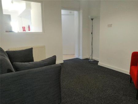 4 bedroom end of terrace house to rent - Photo 2