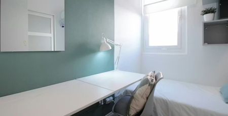 Carrer Gran de Gràcia, Barcelona, Catalonia 08012 - Photo 3