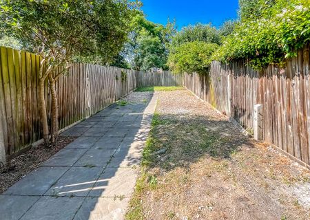 1 bedroom bedsit to rent - Photo 5