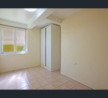 5/104 Cook Street, North Ward, Qld 4810 - Photo 2