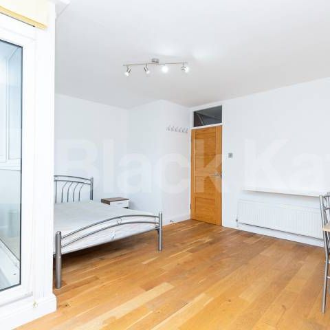 Modern three double bedroom flat arranged over two floors with Balcony - Photo 1