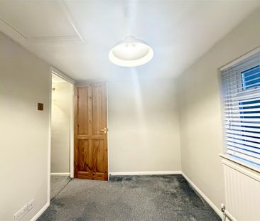 2 Bedroom House - Mid Terrace To Let - Photo 5