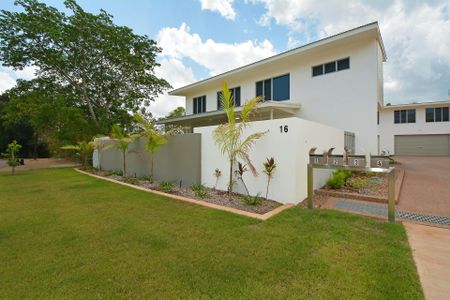 SUPER SPACEY TOWNHOUSE - Photo 2