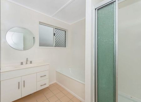 Spacious Family Home in Sought-After Annandale! - Photo 5