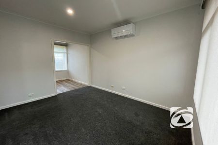 COSY 1 BEDROOM UNIT CLOSE TO SHOPS AND TRANSPORT - Photo 3