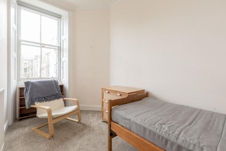 3 bedroom flat to rent - Photo 4