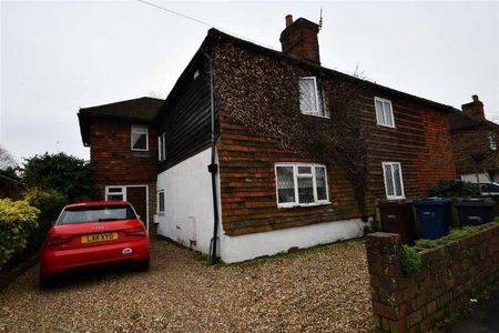 Bedroom Semi-detached Cottage In Farncombe, GU7 - Photo 5