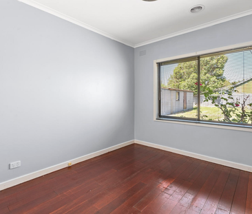 Spacious Family Living in the Heart of Mitcham! - Photo 2