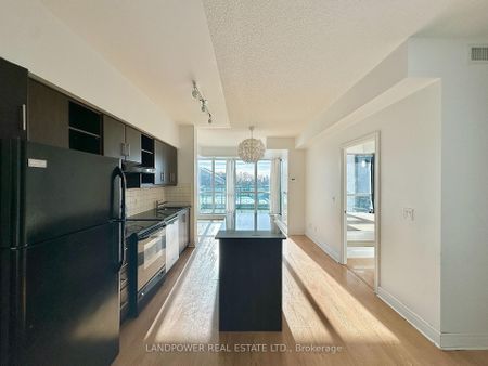 315 35 Brian Peck Crescent - Photo 4