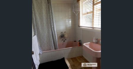 Comfortable and Central Home - Photo 5