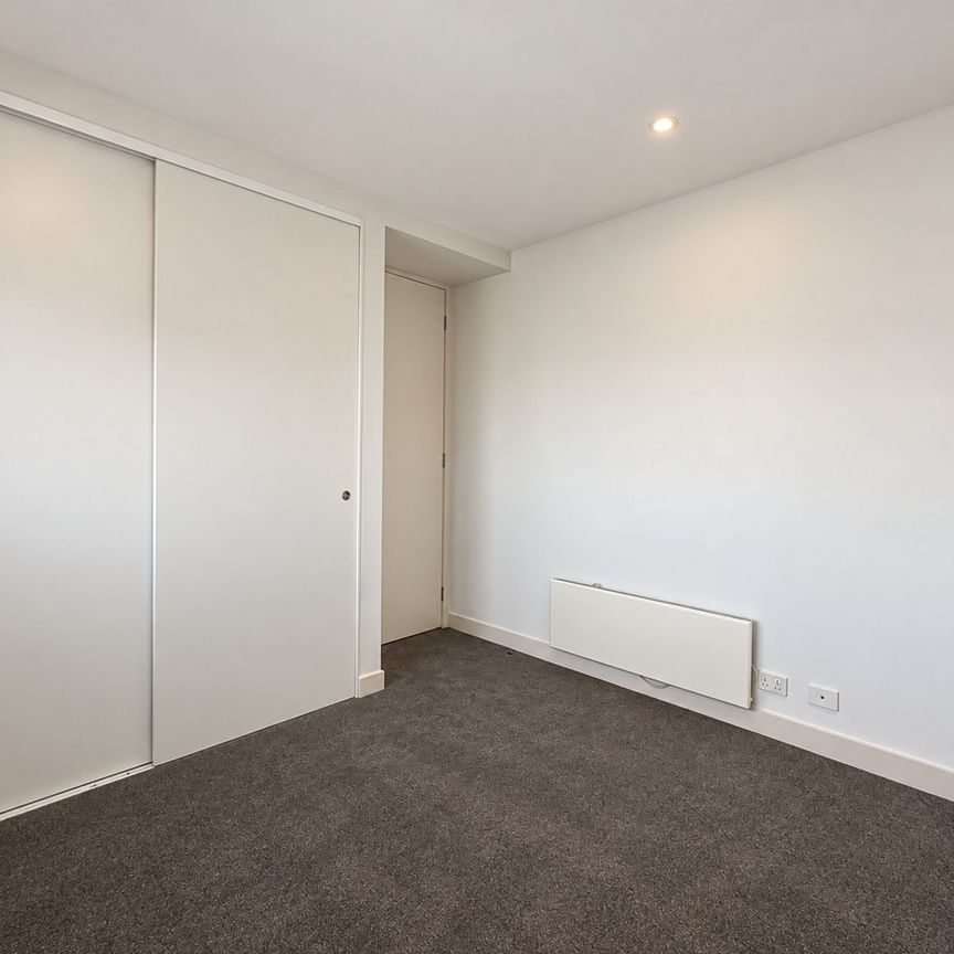 Freshly Painted & New Carpet! - Photo 1