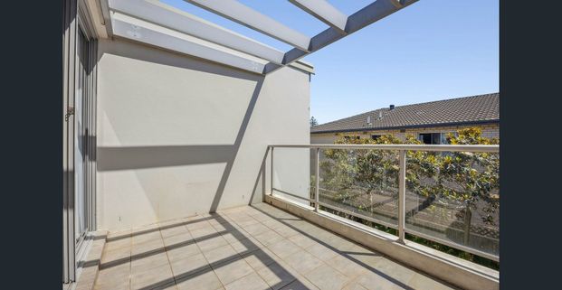 Lakeside apartment just moments from the beach - Photo 1