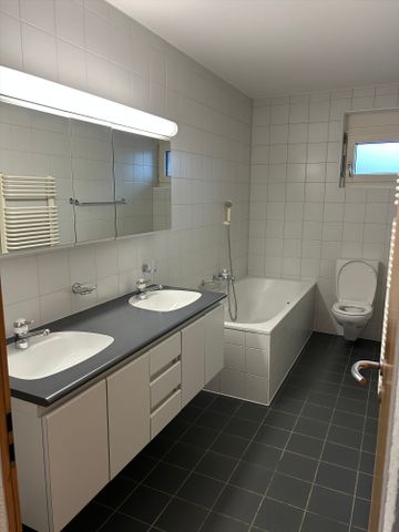 "Helle, grosse Wohnung direkt am Bahnhof Ins" - Photo 2