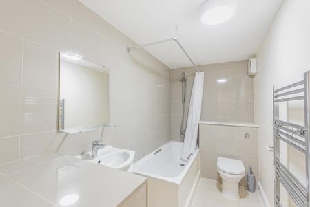 3 bedroom flat to rent - Photo 5