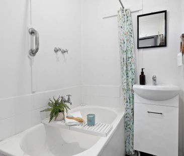 Light-Filled Terrace with North-Facing Garden – Prime Richmond Hill... - Photo 3