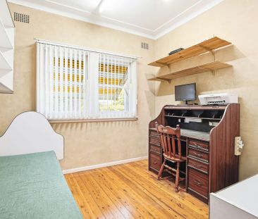 3 BEDROOM HOME IN PRIME LOCATION + WATER & ELEC INCLUDED - Photo 6