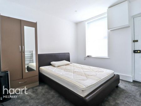 1 bedroom in a house share to rent - Photo 4