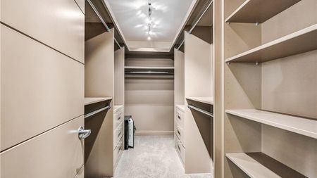 Upscale 3 Storey Townhome. Gourmet Kitchen, Private Elevator, Lock And Leave Ease. - Photo 2