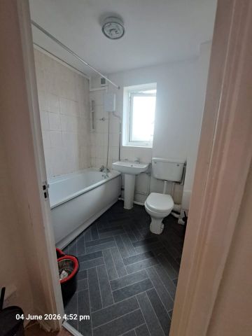 1 Bed Flat, Express Drive, IG3 - Photo 3