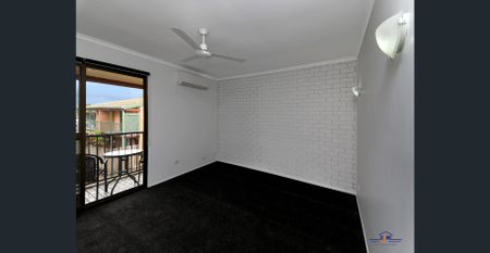 Fantastic location and available now + part furnished! - Photo 5