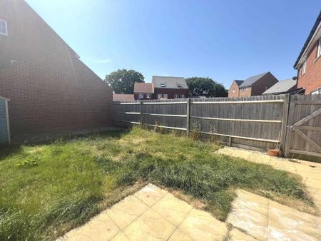 4 bedroom semi-detached house to rent - Photo 5