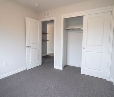 501 Julia Dr, Welland - 4 Bedroom Townhouse - Photo 6