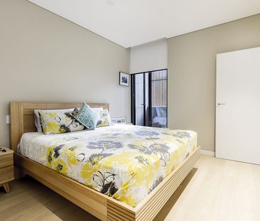 Spacious designer apartment with sleek industrial feel - Balcony / ... - Photo 4