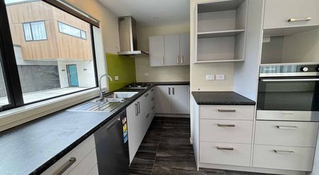 THREE BEDROOMS, WEST END - Photo 2