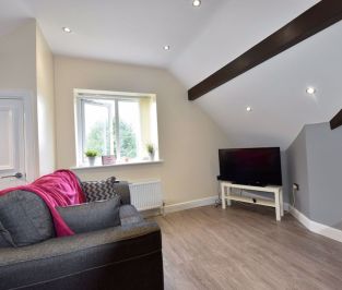 2 bedroom Flat in Wood Lane, Leeds - Photo 6