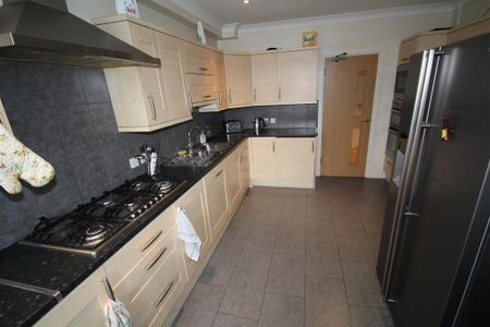 1 bedroom in a house share to rent - Photo 3