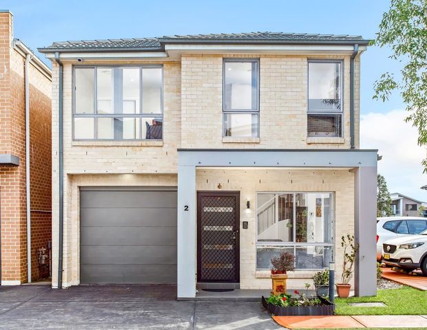 Elegant 4-Bedroom Family Residence in a Prime Location - Zoned for Riverbank Public School - Photo 1