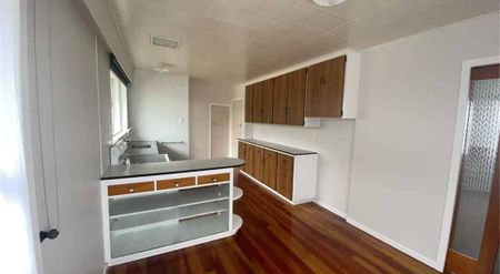 3 BEDROOMS IN SPOTSWOOD. - Photo 4