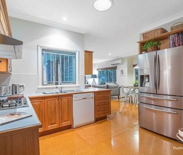 Furnished four bedrooms house at front of Park, Heart of Toowong - Photo 2