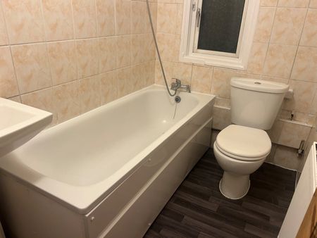 Studio Flat, St Albans Road, IG3 - Photo 2