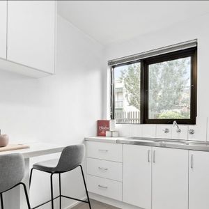 Charming 2-Bedroom Apartment in Prime Richmond Location - Photo 2