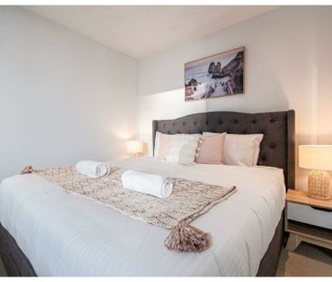 Large 2 Bedroom Apartment with Fantastic View! - Photo 4