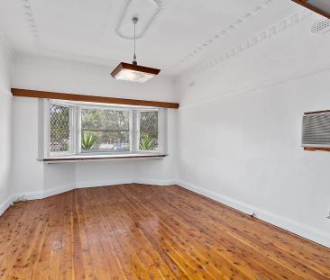 Character Cottage in a great location! - Photo 1