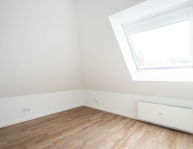 Top renovierte 3 Zimmer Dachgeschosswohnung mit Balkon und Einbauküche in Bielefeld Hillegossen - Photo 1