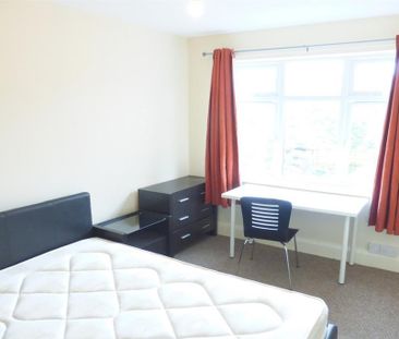 4 bedroom semi-detached house to rent - Photo 4