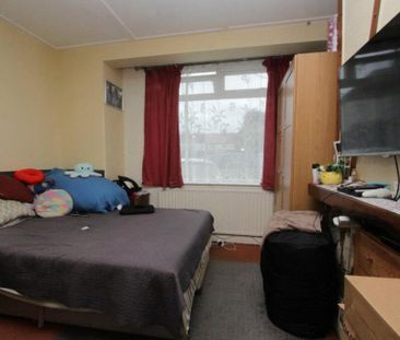 4 bedroom end of terrace house to rent - Photo 4